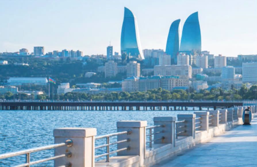 Il lungomare di Baku con le Flame Towers