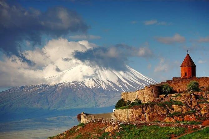 Il monastero di Khor Virap davanti al monte Ararat