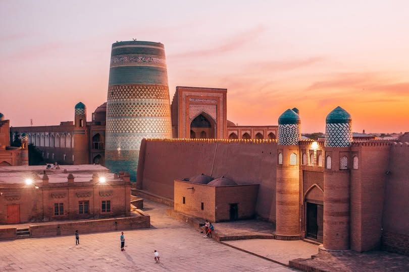 Il minareto Kalta Minor a Khiva al tramonto