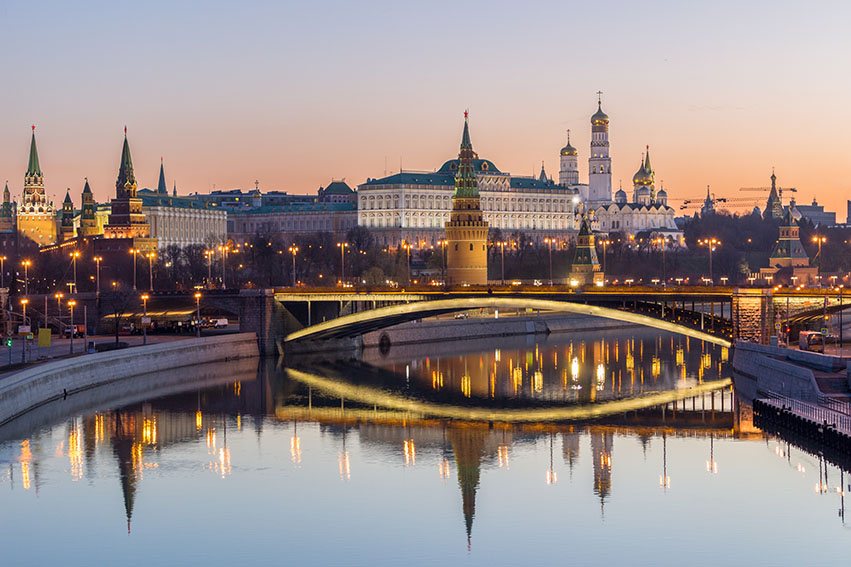 Il Cremlino di Mosca al tramonto, riflesso nella Moscova