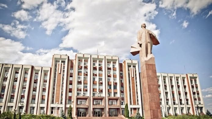 La statua di Lenin davanti al Soviet Supremo di Tiraspol